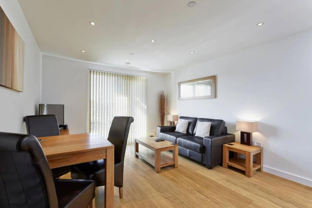 Modern Apartment At Slough Station, London In 18 Mins! Extérieur photo
