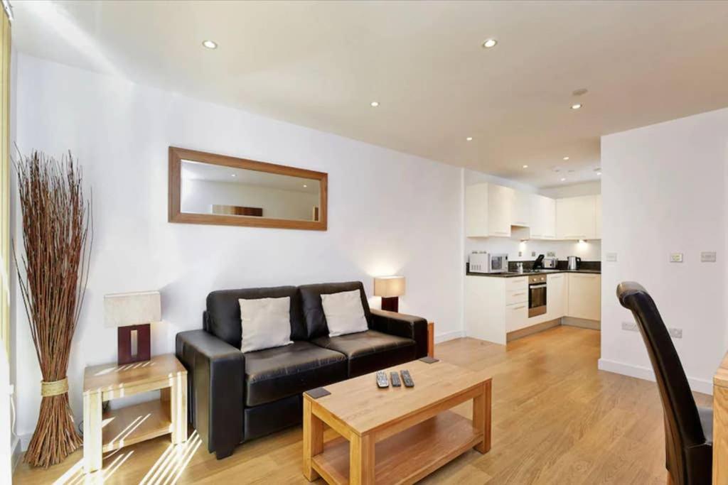 Modern Apartment At Slough Station, London In 18 Mins! Extérieur photo